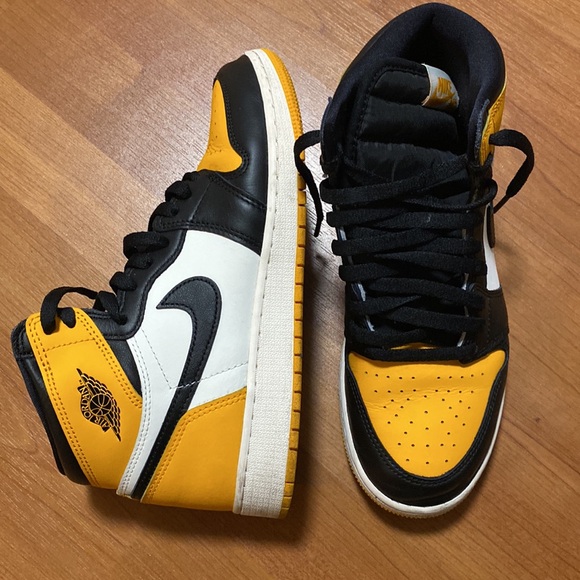 Nike Air Jordan 1 Retro - Picture 2 of 5